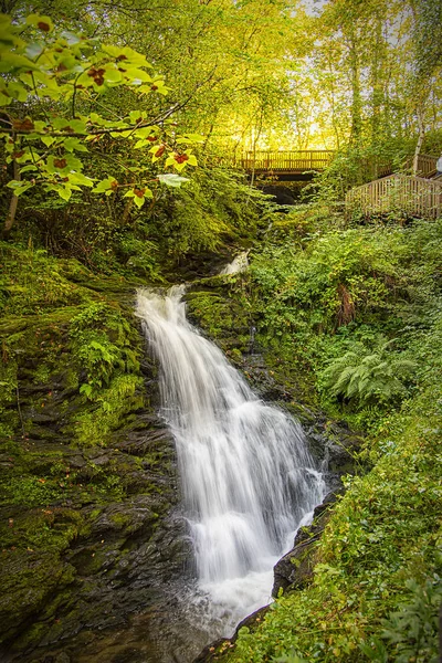 Trondheim ilabekken wasserfall und brücke — Stockfoto