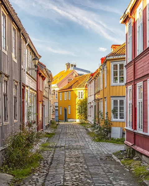 Wąska ulica Cobblestone w Trondheim — Zdjęcie stockowe