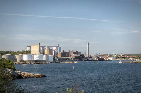 Karlshamn aak fabrik und stadtbild — Stockfoto