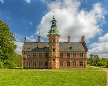 Frederiksborg Şatosu Banyo Sarayı Önü Manzarası