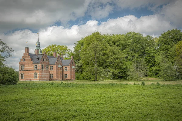 Slot Frederiksborg Bad Palace Vanaf onkruid grond — Stockfoto