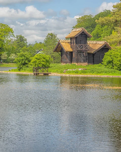 Frederksborg 성 lakeside Swiss cabin — 스톡 사진