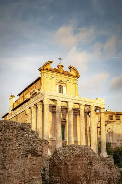 Rome Temple of Antoninus and Faustina Behind Caesars Temple — Stock Photo, Image