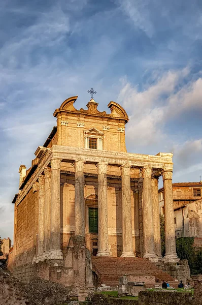 Romanischer Tempel von Antoninus und Faustina — Stockfoto