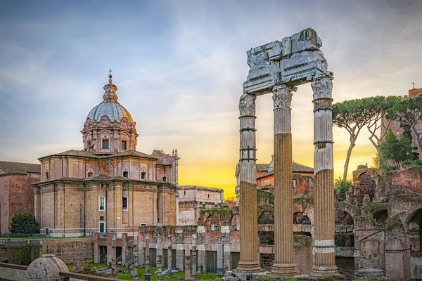 Roma Templo de Castor y Pollux al atardecer — Foto de Stock