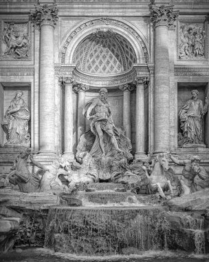 Roma Trevi Çeşmesi Neptün Heykeli
