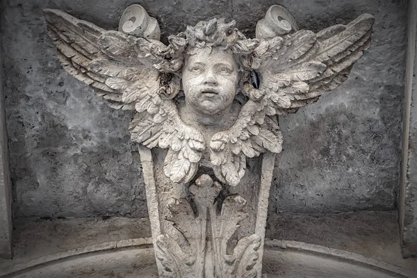 Róma Santi Vincenzo e Anastasio a Fontana di Trevi Angel szobor — Stock Fotó