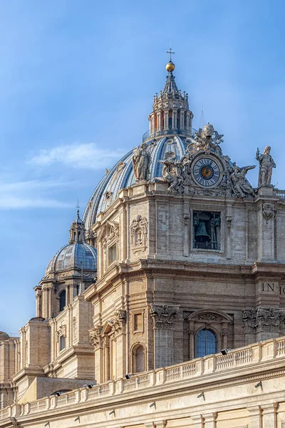 Domuhr und Glocken der römischen Kathedrale — Stockfoto