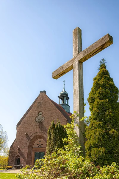 Kirche und großes Holzkreuz — Stockfoto