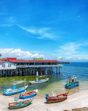 Tayland 'da Hua Hin' in kafelerini ve restoranlarını barındıran bir sürü iskeleden biri..