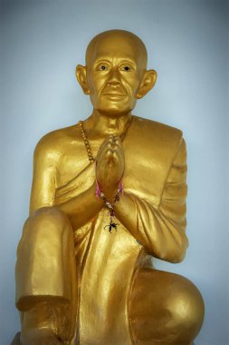 Hua Hin, Tayland - 19 Eylül 2010: Hua Hin 'in kuzeyinde, Budist tapınak kompleksi. İşte altın keşiş heykellerinden biri..