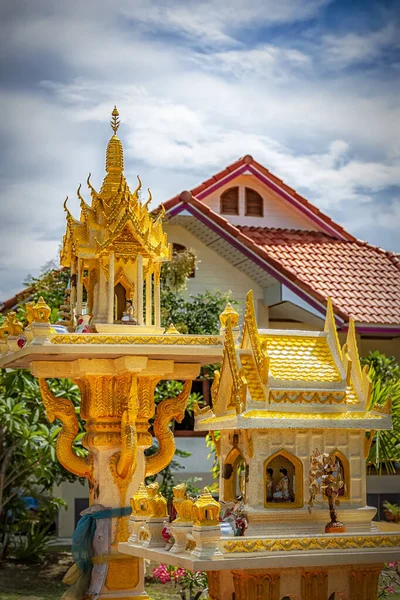2010年9月19日 泰国华欣 像这样的精神屋遍布泰国的寺庙和家庭花园 向佛陀献上鲜花 金钱或食物 — 图库照片