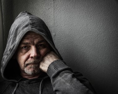 Orta yaşlı bir adam doğrudan sana bakıyor..