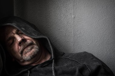 Depresyondan muzdarip orta yaşlı ve bitkin bir adam..