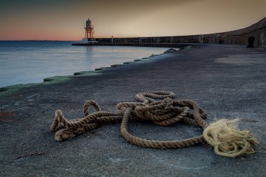 Günbatımında Helsingborg 'un dışındaki İsveç köyü Raa' daki deniz feneri..