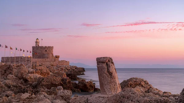 一张长期曝光的照片 是历史上希腊岛上罗得岛的圣尼古拉斯堡 这座城堡不对游客开放 用作灯塔 — 图库照片