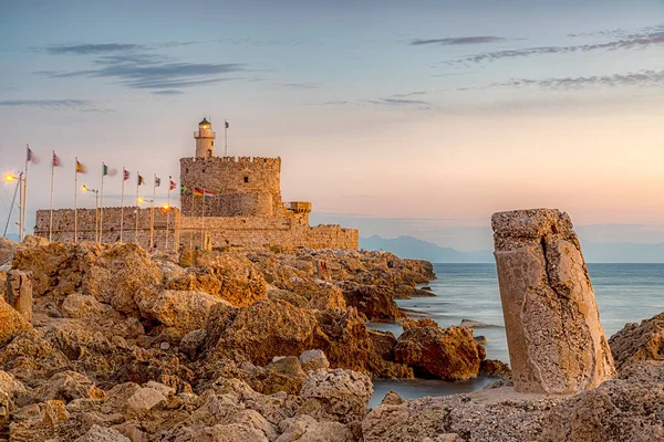 一张长期曝光的照片 是历史上希腊岛上罗得岛的圣尼古拉斯堡 这座城堡不对游客开放 用作灯塔 — 图库照片