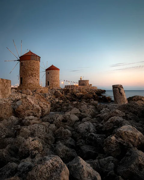 Tarihi Yunan Adasındaki Rodos Kasabasındaki Aziz Nicholas Kalesi Yel Değirmenlerinin — Stok fotoğraf