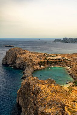 Yunanistan 'ın Rodos adasındaki Lindos' taki Saint Pauls körfezindeki küçük göl..