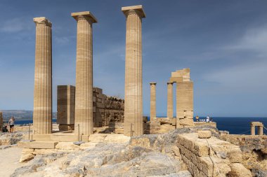 LINDOS, GREECE - 10 Ekim 2018: Yunanistan 'ın Rodos adasındaki Lindos akropolünde stoa psikoz kalıntıları.
