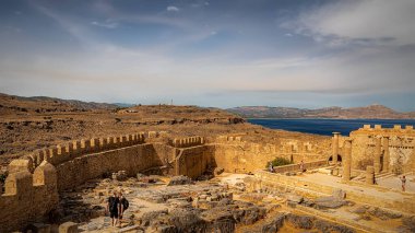 LINDOS, GREECE - Ekim 04, 2018: Yunanistan 'ın Rodos adasındaki Lindos akropolünde bazı turistler.