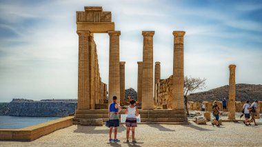 LINDOS, GREECE - 10 Ekim 2018: Yunanistan 'ın Rodos adasındaki Lindos akropolünde stoa psikoz kalıntıları.