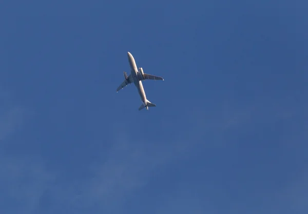 Flugzeuge in blauem Himmel — Stockfoto