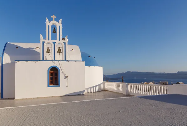 Kyrkan med klockstapeln i Akrotiri — Stockfoto