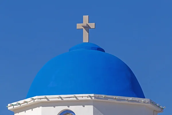 Kupolen i ortodoxa kyrkan på Santorini — Stockfoto