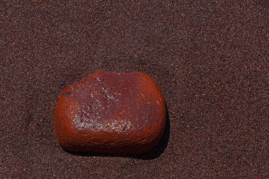 Red Beach kum üzerinde kırmızı taş