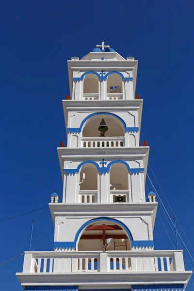 Torre sineira da igreja de Santa Cruz em Perissa — Fotografia de Stock