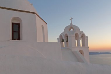 Gün batımında Fira Agios Minas Kilisesi