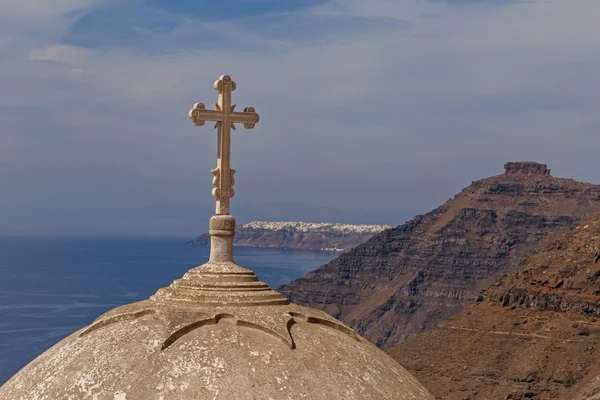 Croix sur le dôme de l'église de Fira — Photo