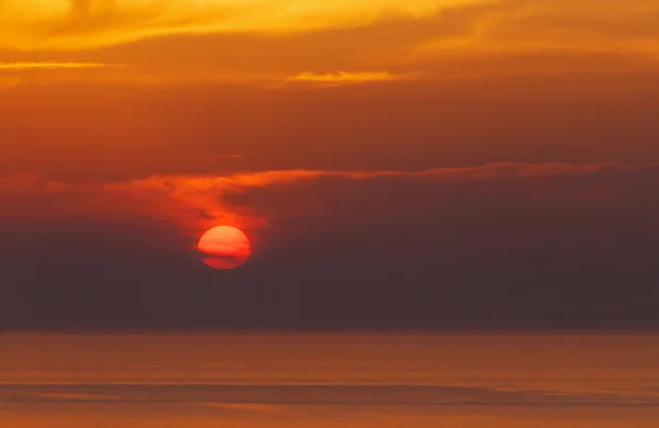 Sunset behind clouds on Santorini — Stock Photo, Image