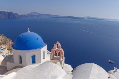 Oia kilisede Santorini caldera önünde
