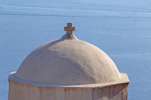 Dome of Zoodochos Pigi church in Oia — Stockfoto