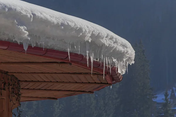 Neige avec glaçons sur le toit — Photo