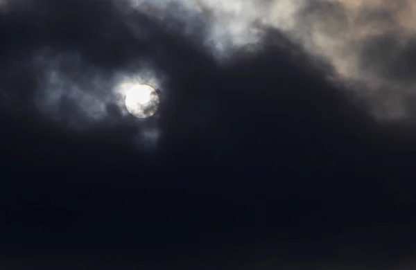 暗い雲の後ろに太陽 — ストック写真