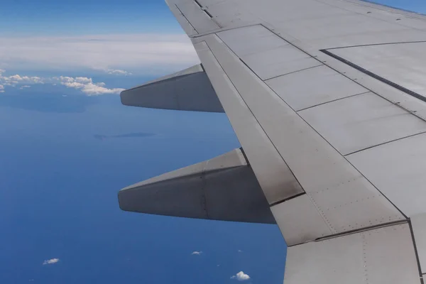 Skrzydła samoloty latające nad morze — Zdjęcie stockowe