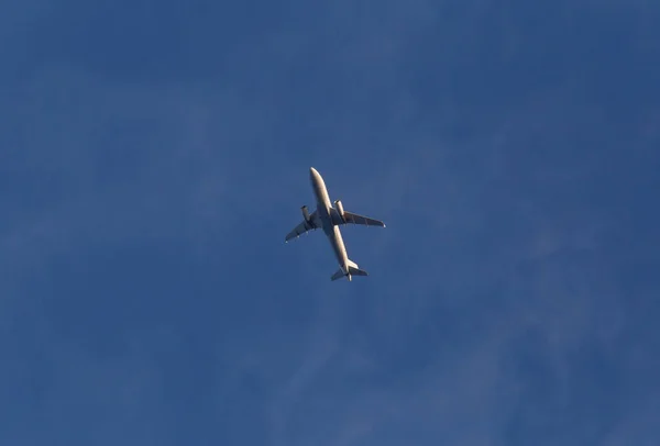 Aeronave em um céu — Fotografia de Stock