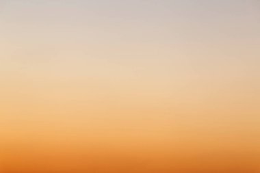 gökyüzü güneş doğarken işaretini kaldırın.