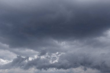 karanlık fırtına bulutları