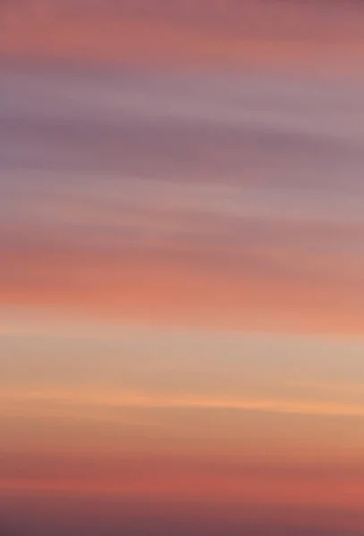 Bunte Wolken am Himmel bei Sonnenaufgang — Stockfoto