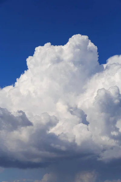 Σύννεφα σε έναν γαλάζιο ουρανό — Φωτογραφία Αρχείου