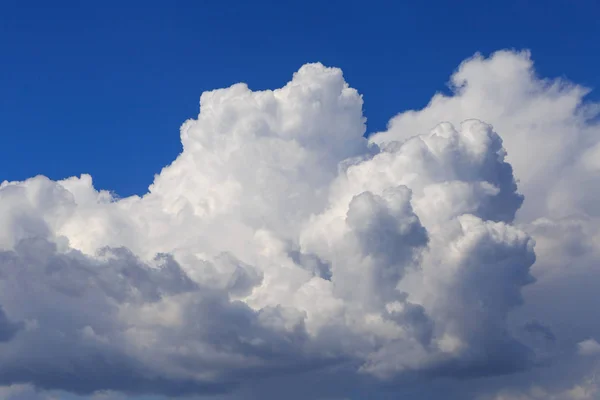 Moln i en blå himmel — Stockfoto