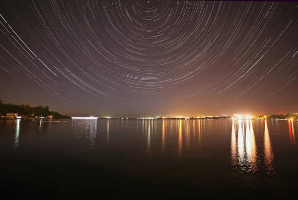 Spår av stjärnorna i natthimlen — Stockfoto