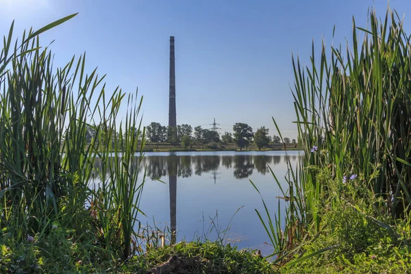 Nézd a hőerőmű ipari kémény — Stock Fotó