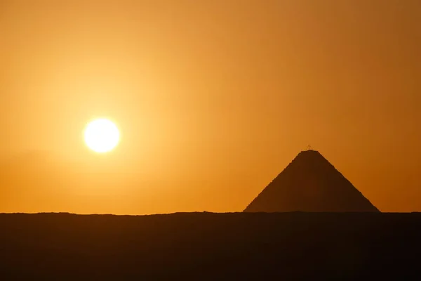 Solen stiger på stora pyramiden i Giza — Stockfoto