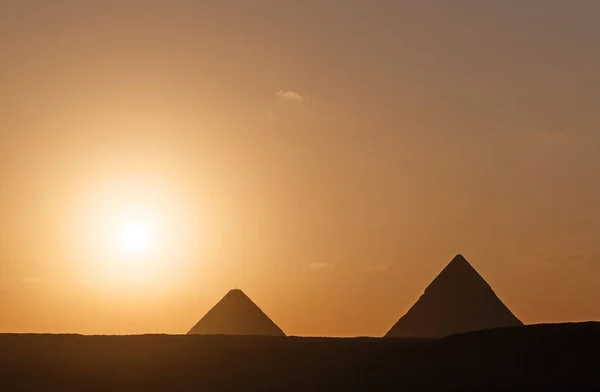 Піраміди при сходом сонця — стокове фото