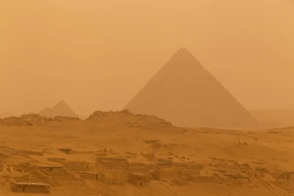 Pyramid i Giza på sandstranden storm — Stockfoto